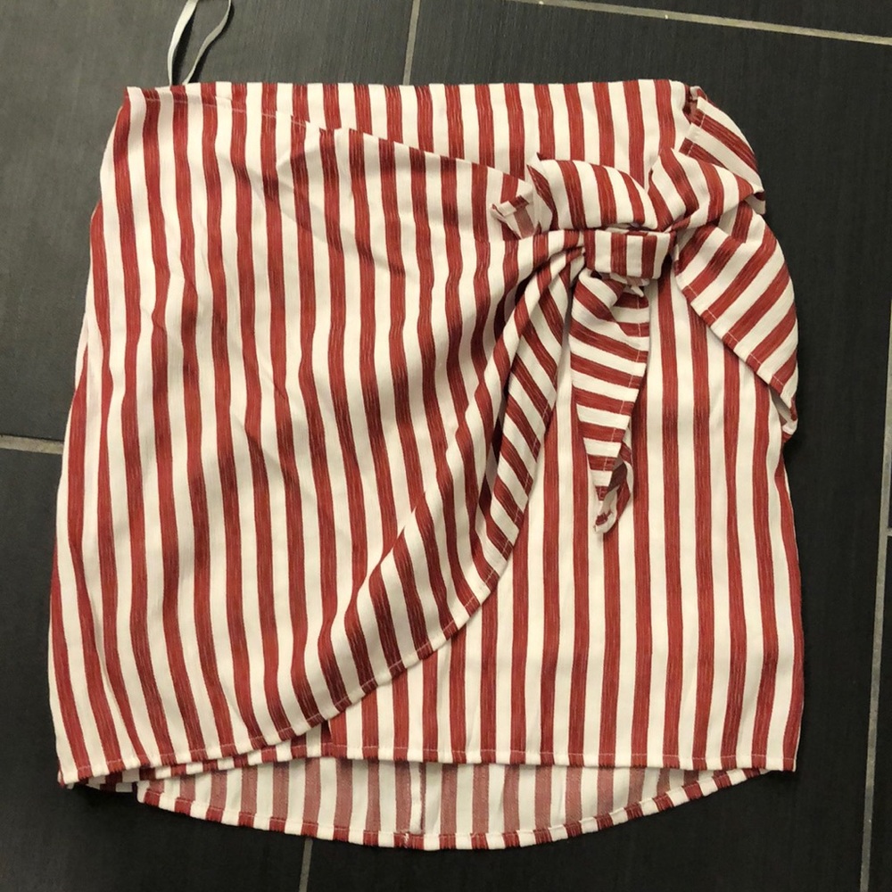 Red/white wrap skirt